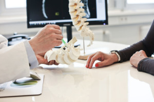 Die Suche nach der Ursache. Schmerzbehandlung. (Foto by Ligamenta-Wirbelsäulenzentrum pixelio.de)