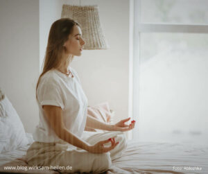 Immunsystem verbessern_Junge Frau meditiert